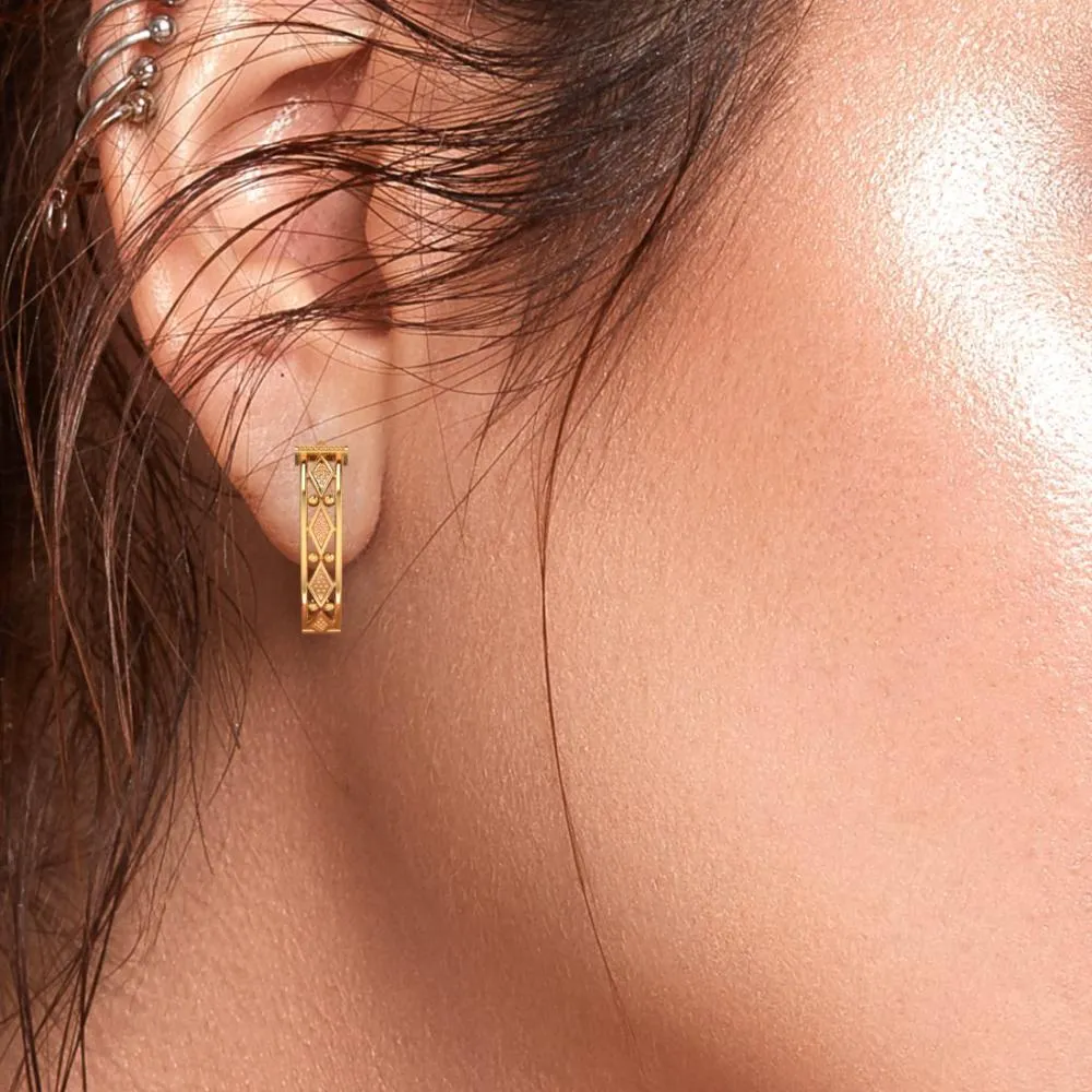 18k Unique Gold Earrings With A Series Of Diamond Shaped Design